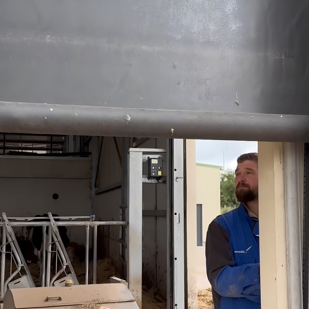 Pare-vent C78 install&eacute; sur le b&acirc;timent du GAEC d'&Eacute;tray